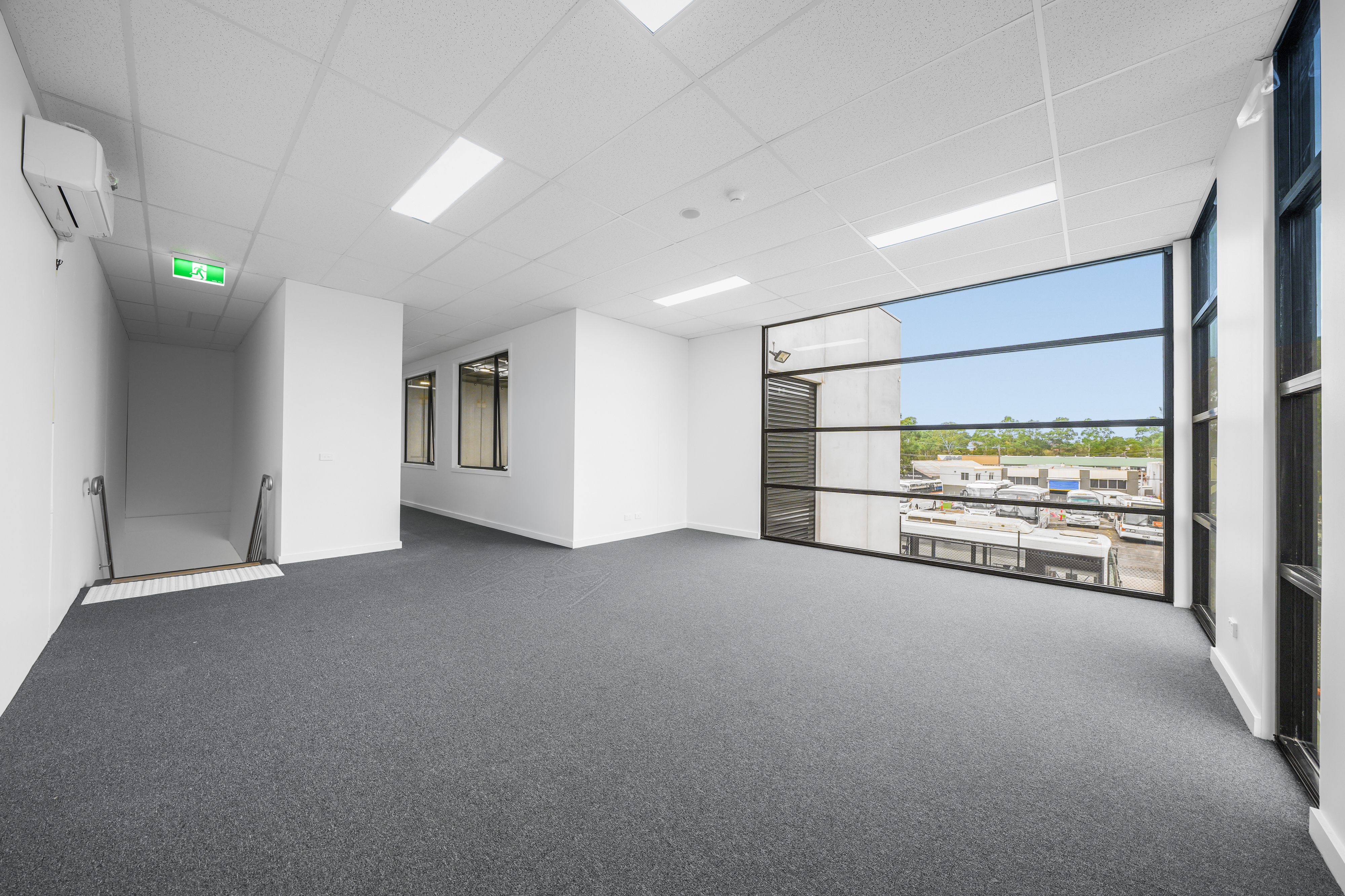 Wearhouse — image 12